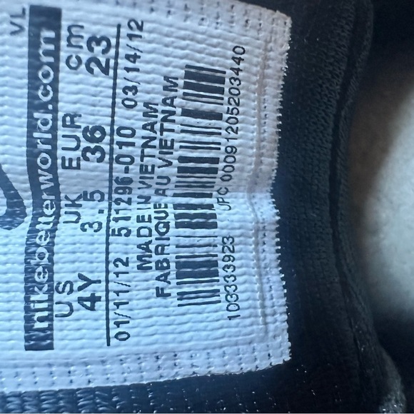 Nike Landshark Baseball Spikes for Kids in Black and White. - Picture 6 of 7